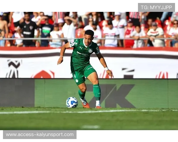 巴萨锋线射门训练：球员练习近距离低角度终结技巧