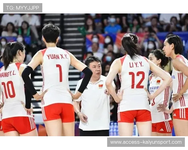 排球男队副攻怒扣中线，对方直接跪地接不住